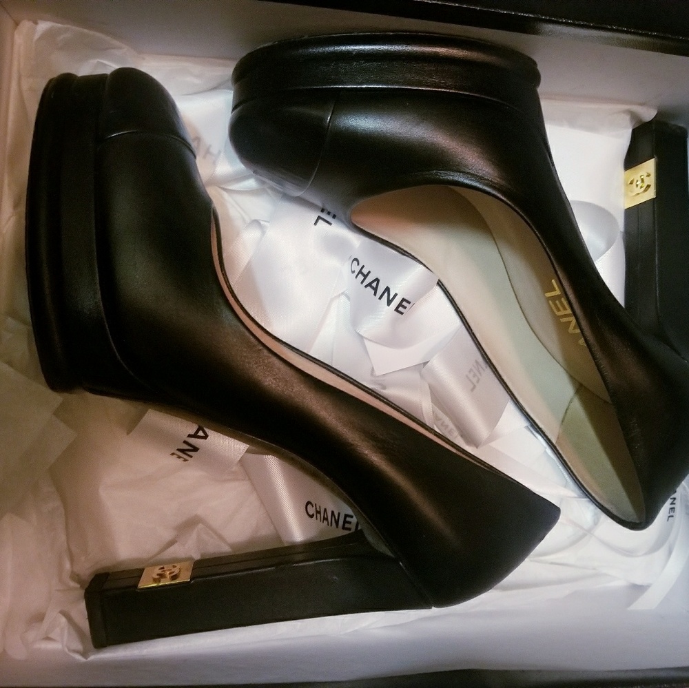 Chanel chuck pumps with gold 4" inch